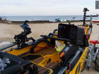 ...una radio vhf  e persino una cisterna da campeggio con acqua dolce per rinfrescarsi durante le giornate estive